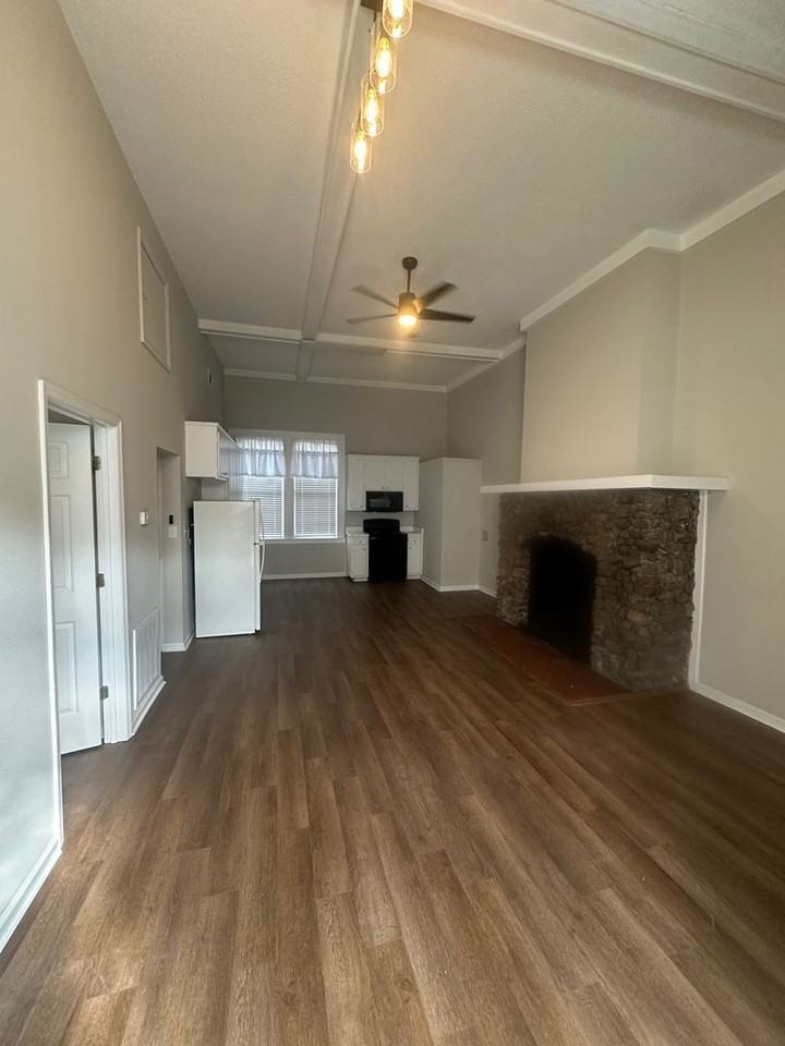 1304 Drayton St Apt B - Photo 3 of 10