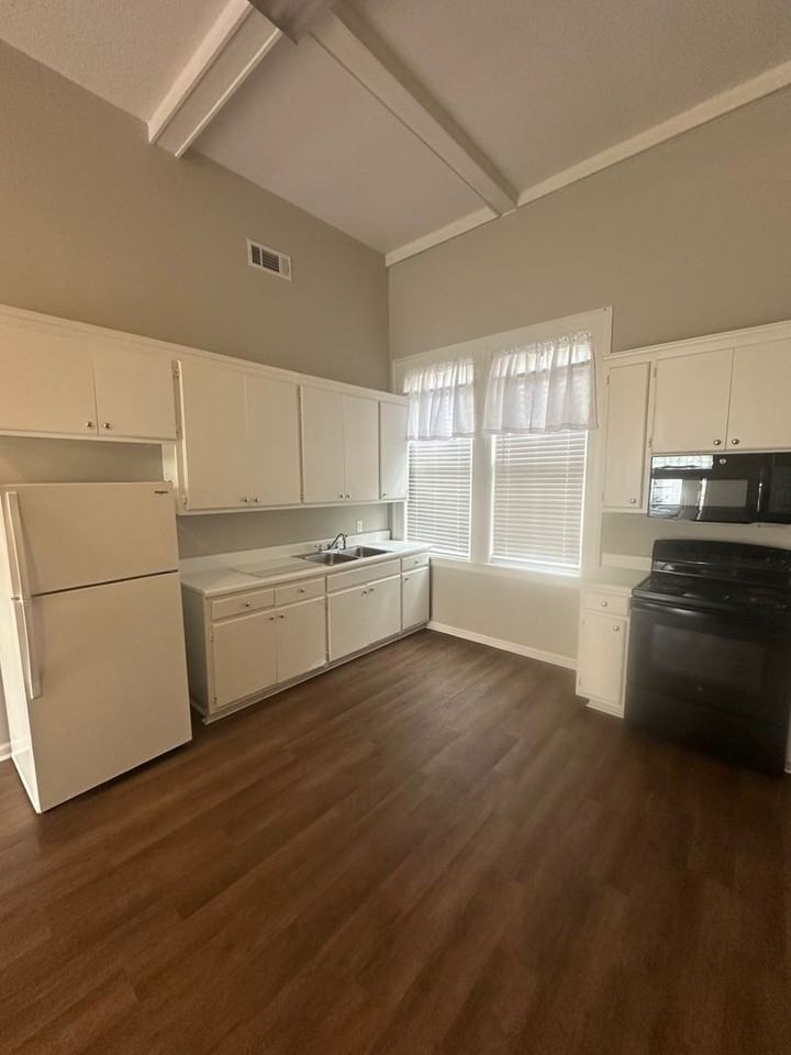 1304 Drayton St Apt B - Photo 2 of 10