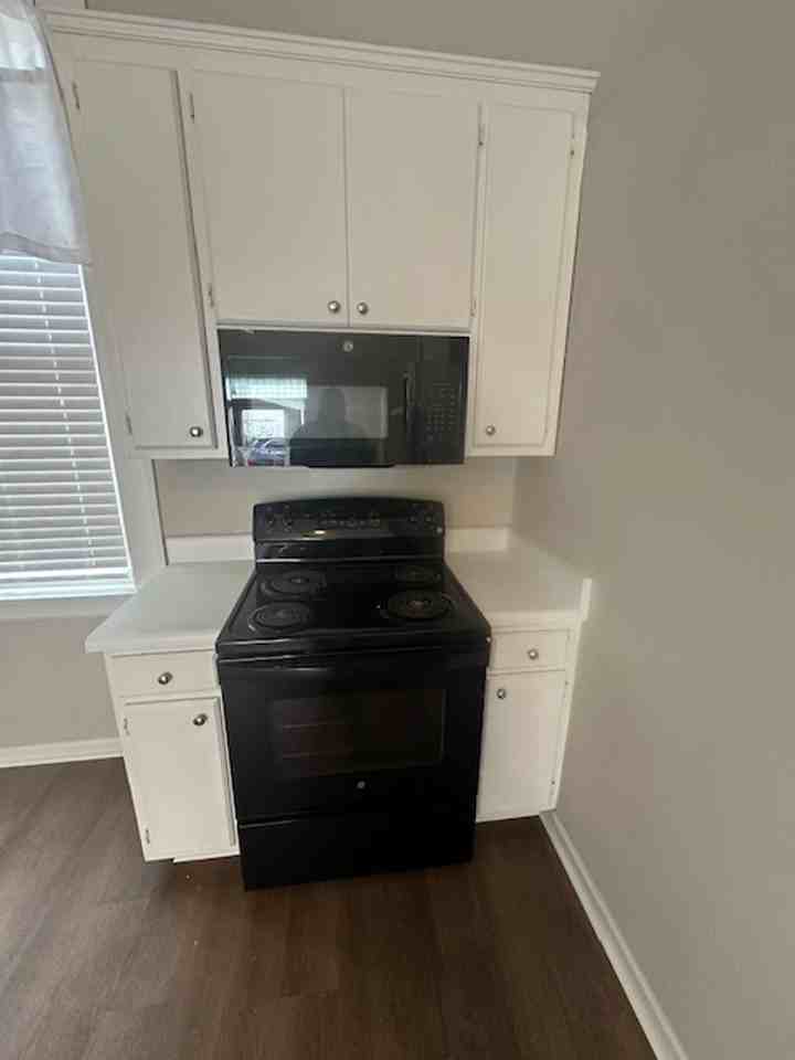 1304 Drayton St Apt B - Photo 4 of 10