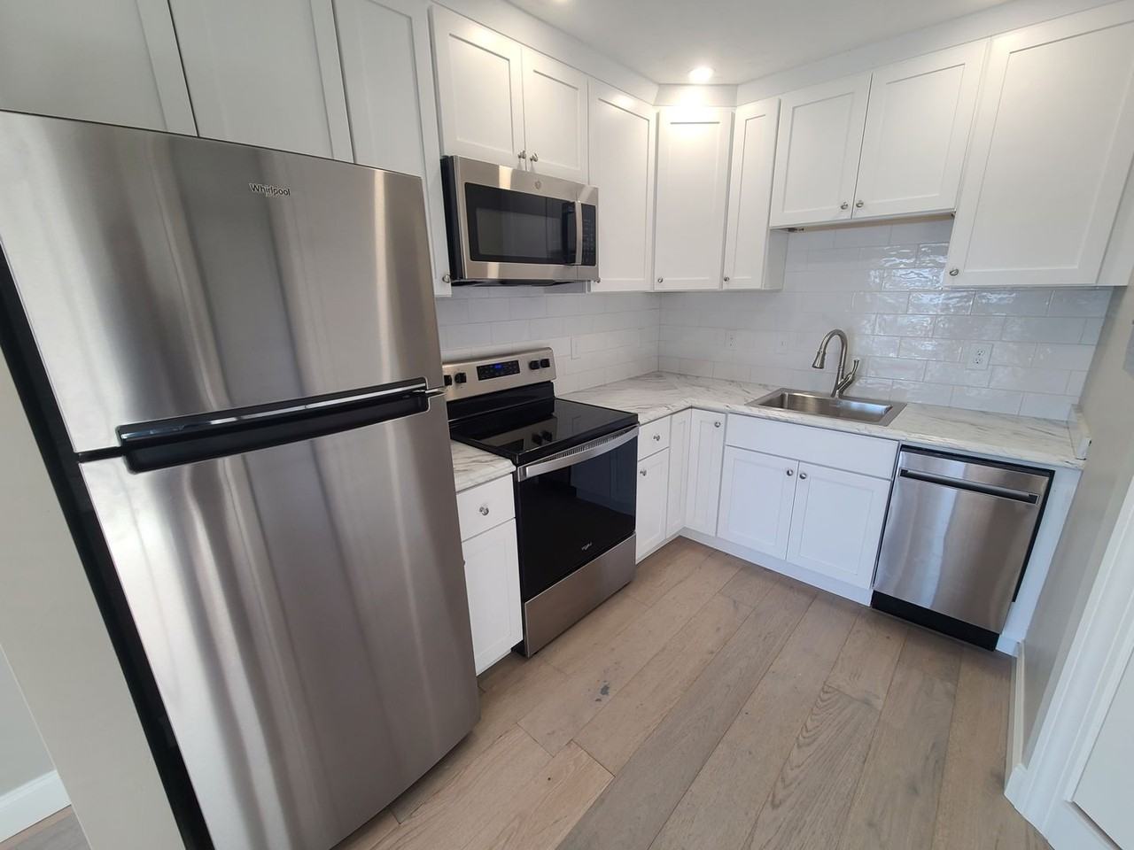 77 Harbor View Ave #03 - Photo 7 of 20