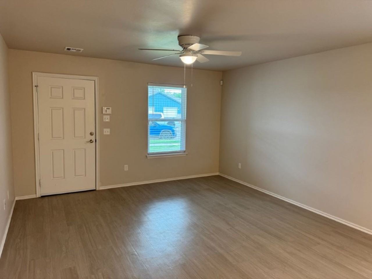 502 Parkhill Cir - Photo 3 of 16