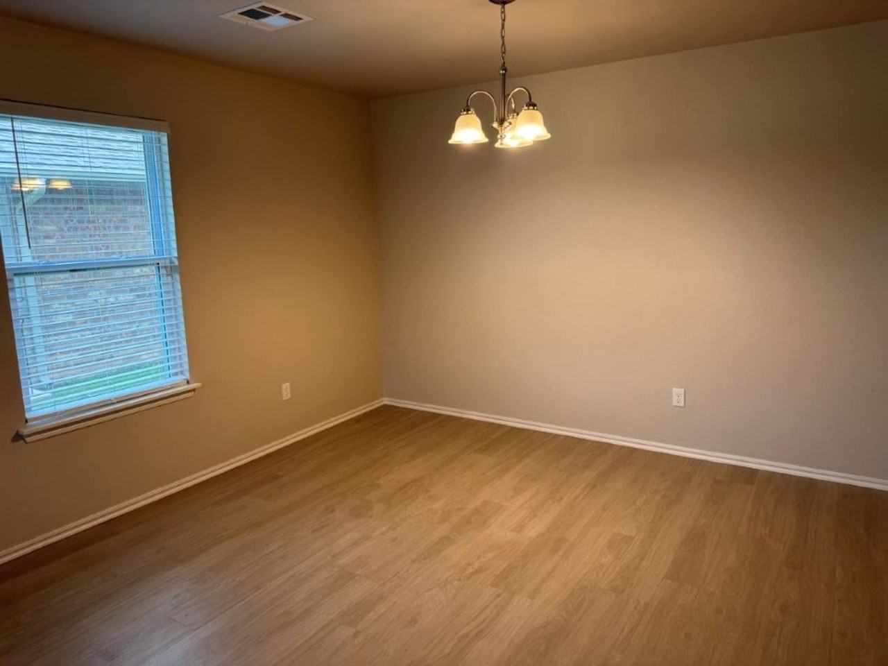 502 Parkhill Cir - Photo 4 of 16