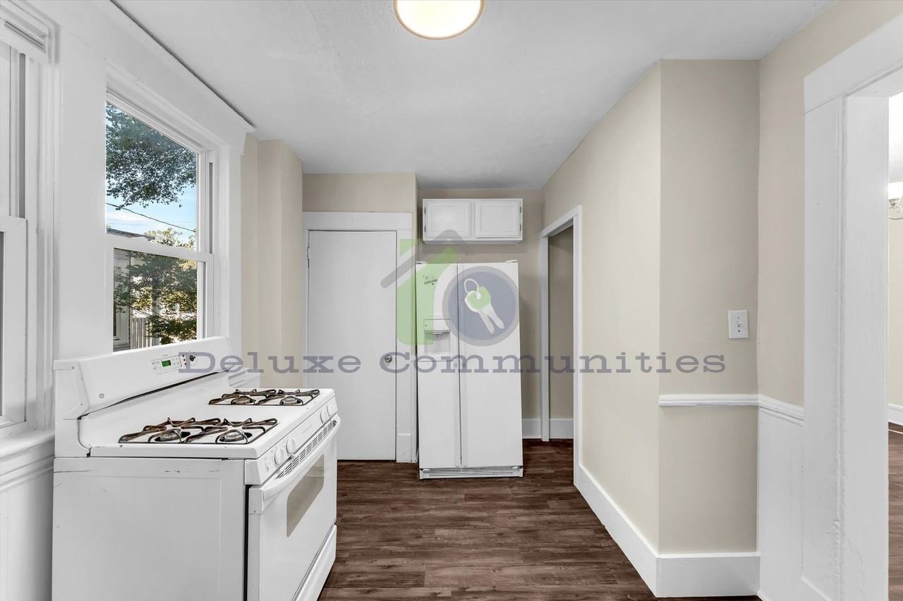 1050 Thomas St Se - Photo 5 of 26