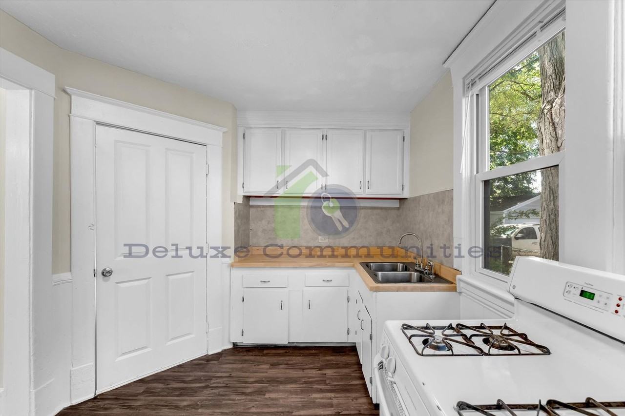 1050 Thomas St Se - Photo 6 of 26