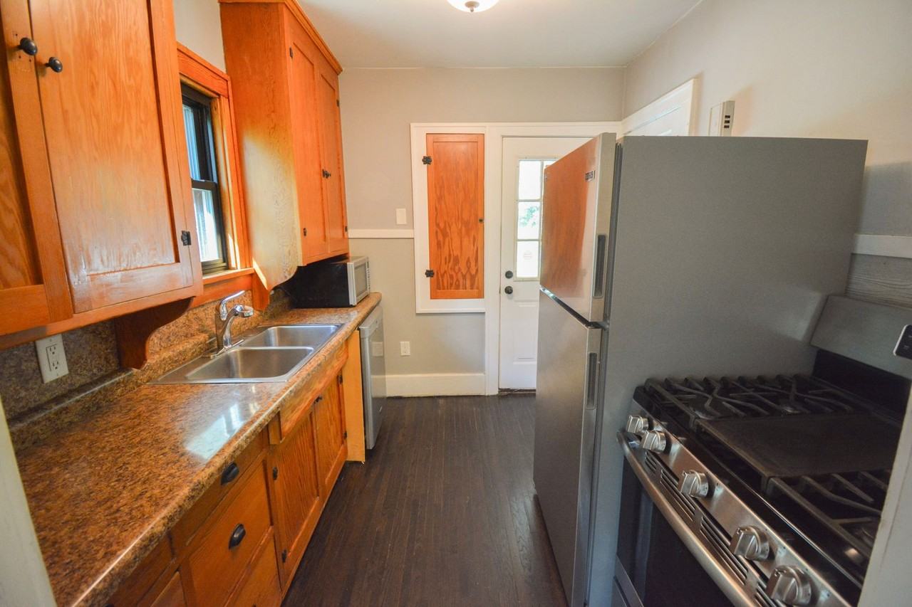 819 6th Ave Se - Photo 3 of 15