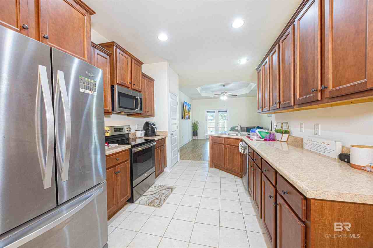 1468 Surrey Loop - Photo 2 of 17