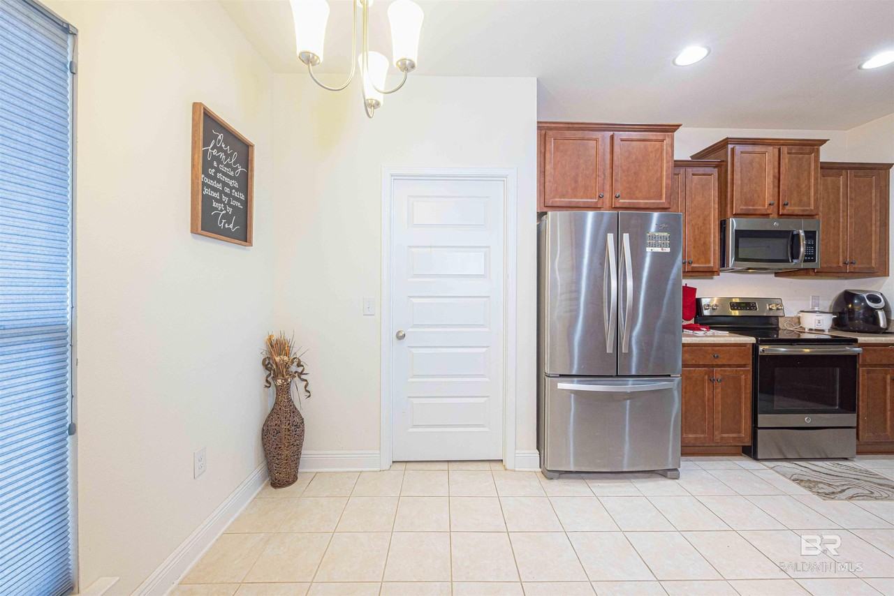 1468 Surrey Loop - Photo 3 of 17