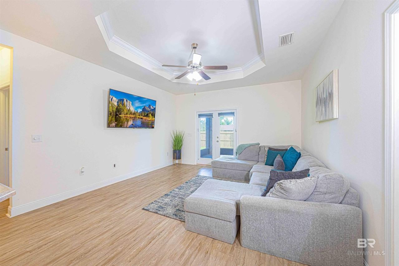 1468 Surrey Loop - Photo 5 of 17