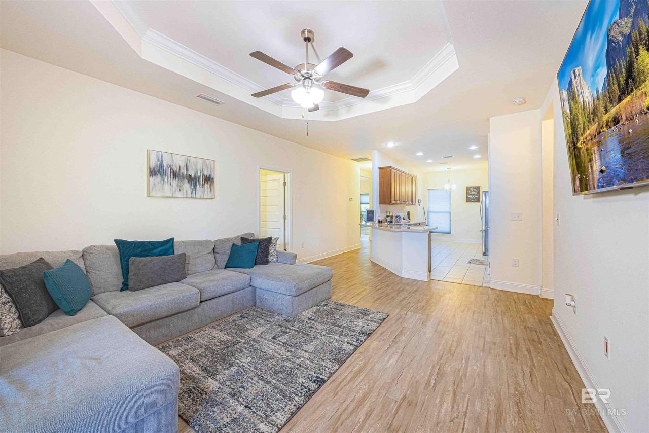 1468 Surrey Loop - Photo 6 of 17