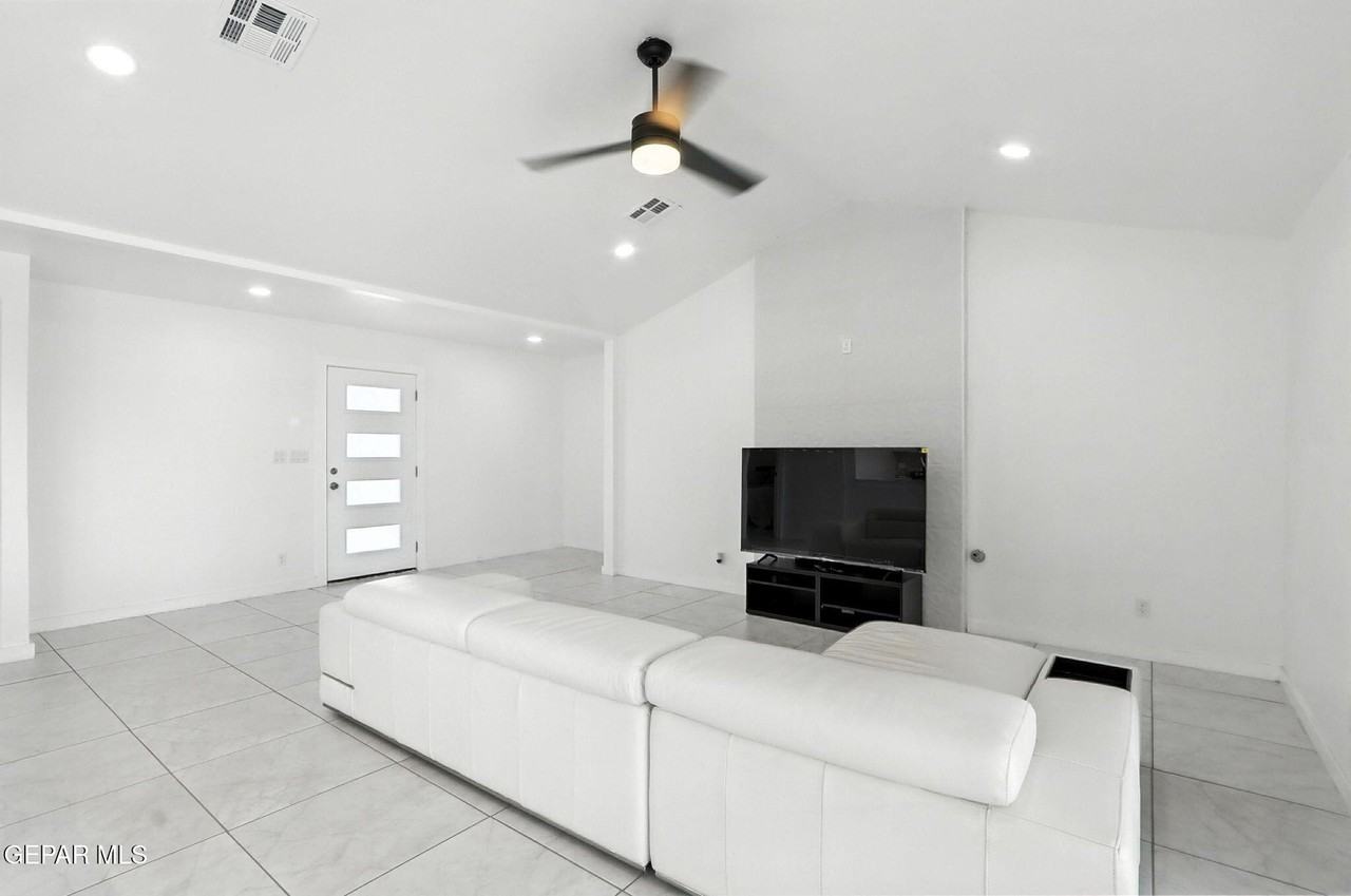 408 San Blas Dr - Photo 4 of 25