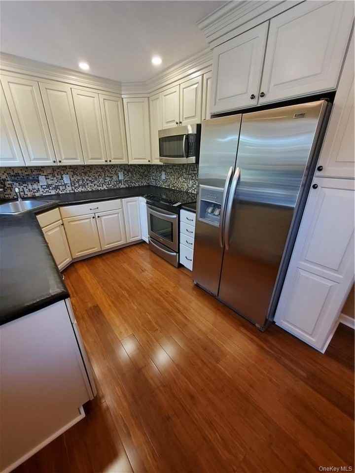 972 Sierra Vista Ln - Photo 4 of 16