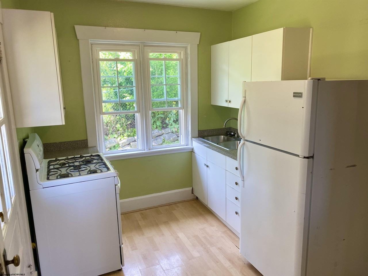 99 Russell St - Photo 4 of 10