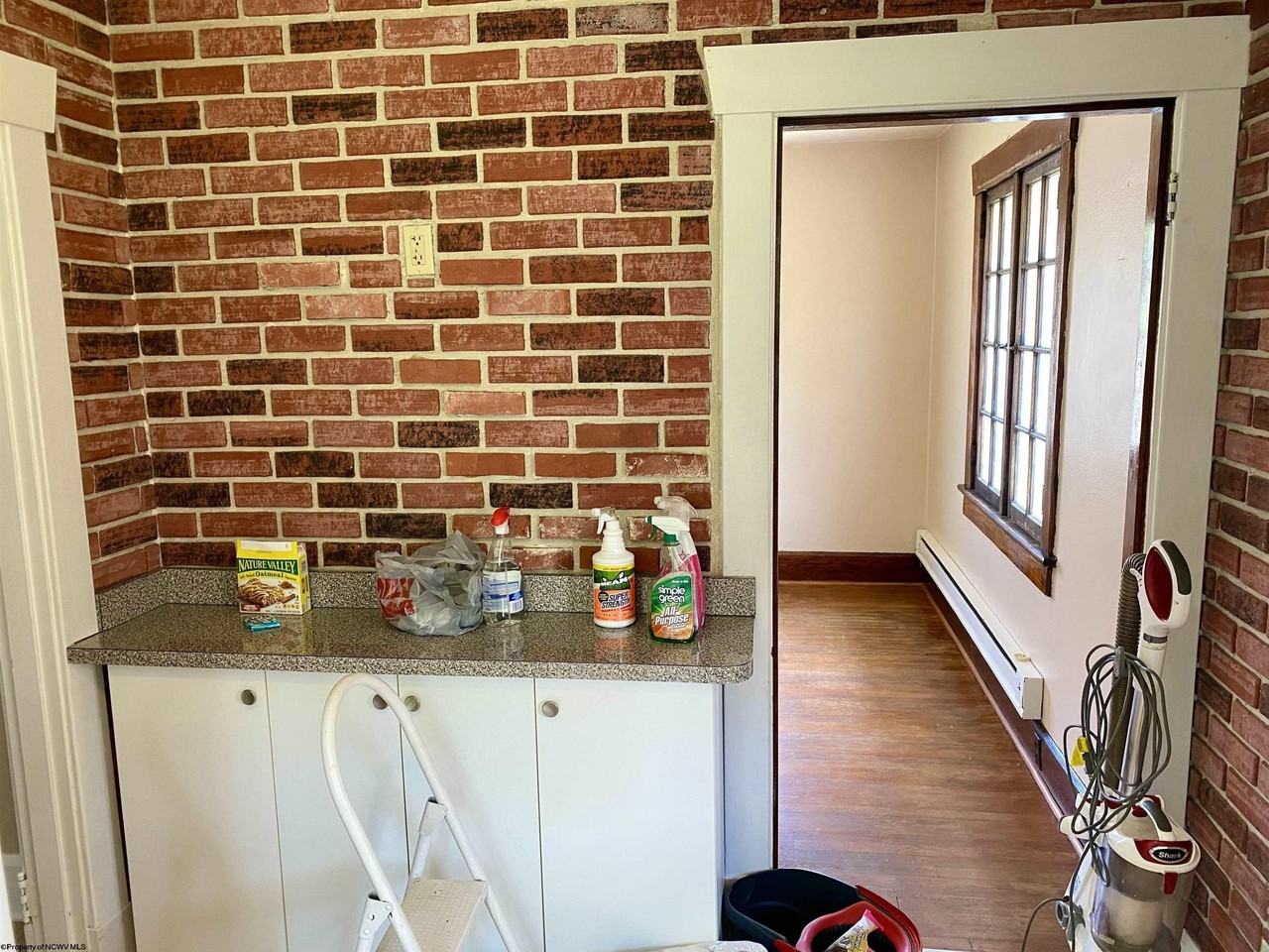 99 Russell St - Photo 5 of 10