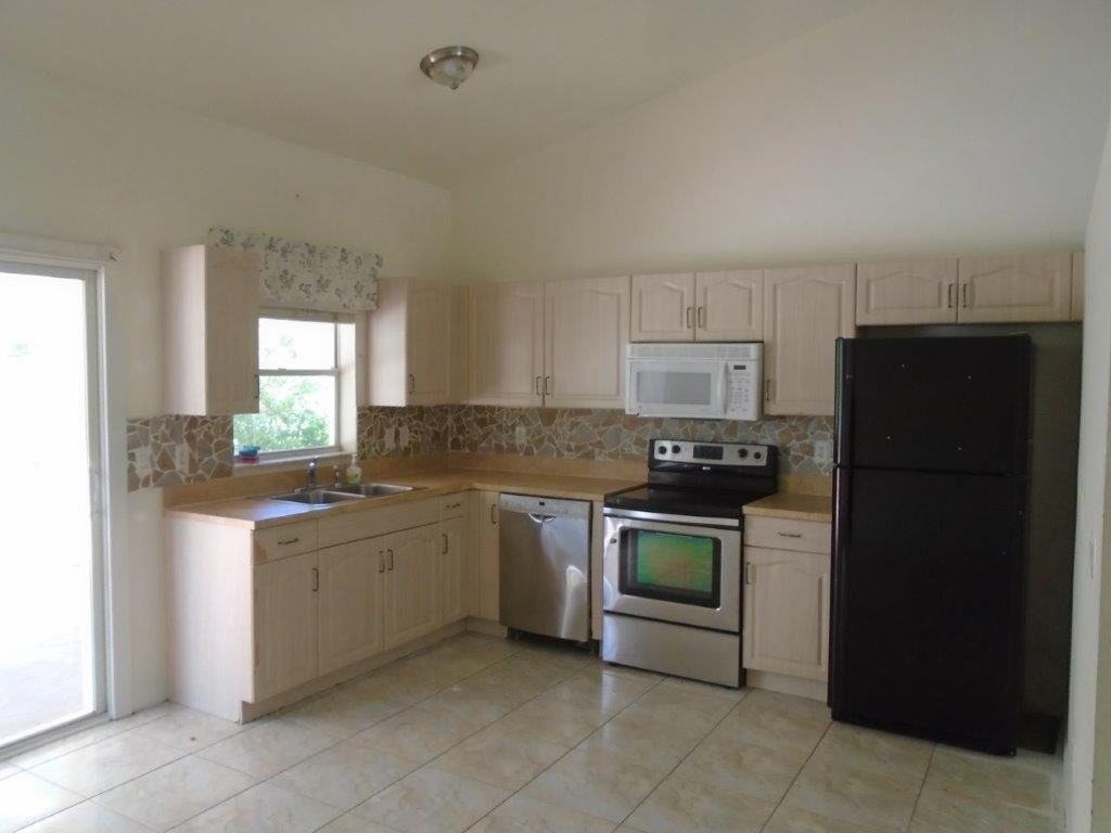 1114 Catenary St - Photo 2 of 3