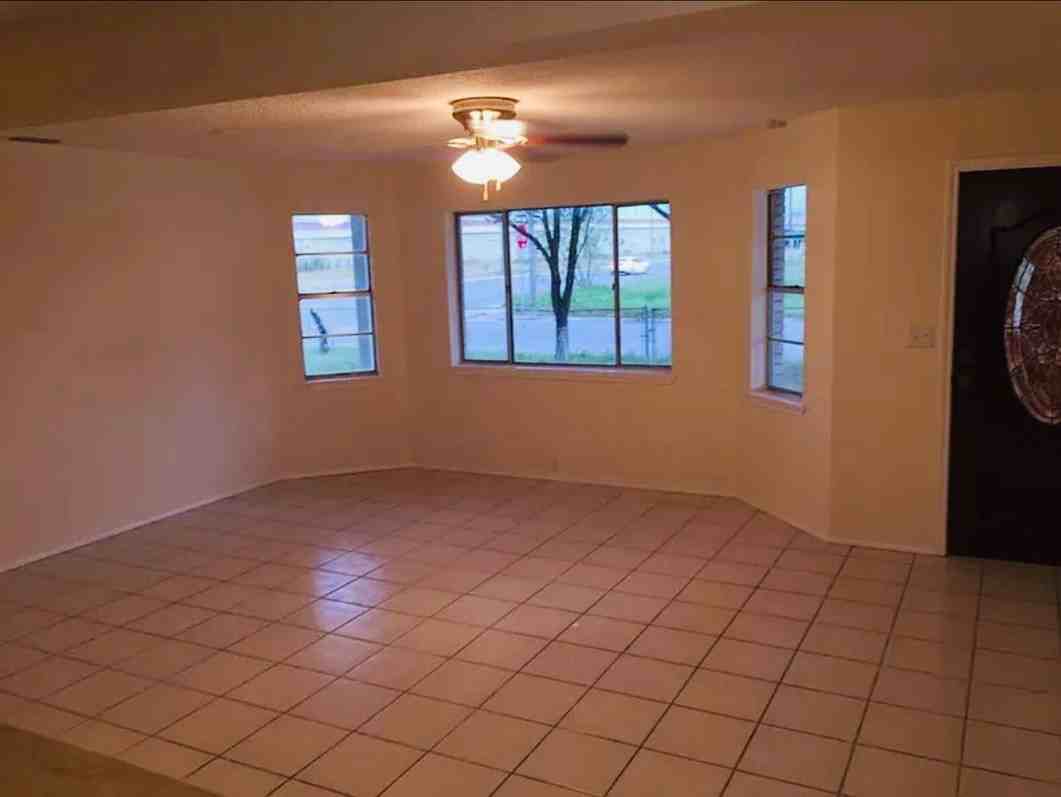 1423 E Kuhn St - Photo 2 of 13