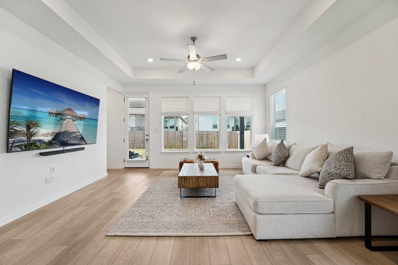 6411 Dragride Rd - Photo 3 of 32