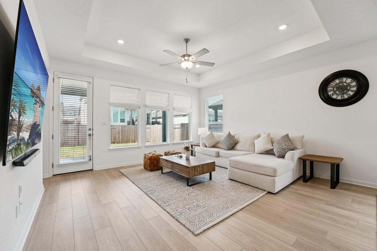 6411 Dragride Rd - Photo 4 of 32