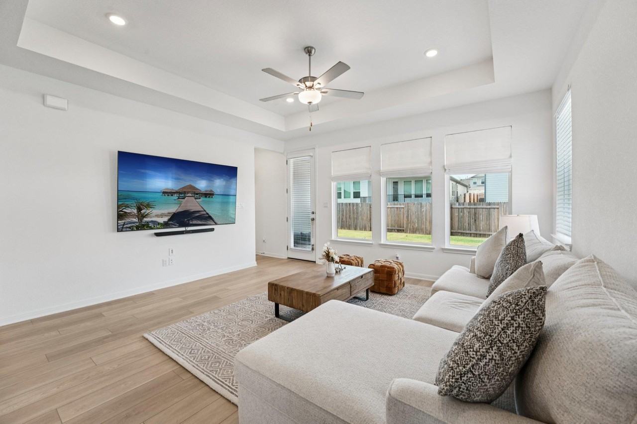 6411 Dragride Rd - Photo 5 of 32