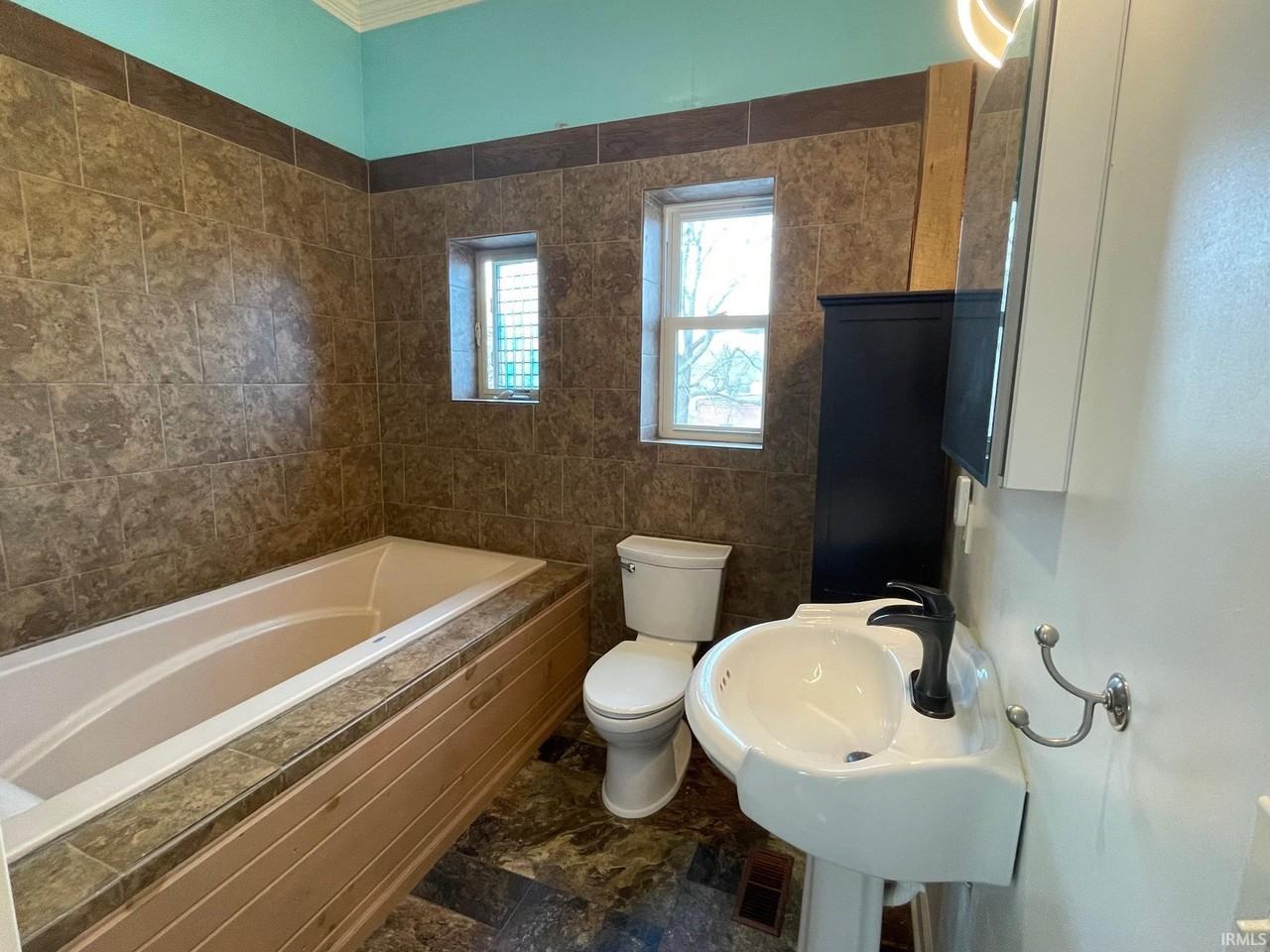 1202 W Main St - Photo 5 of 9