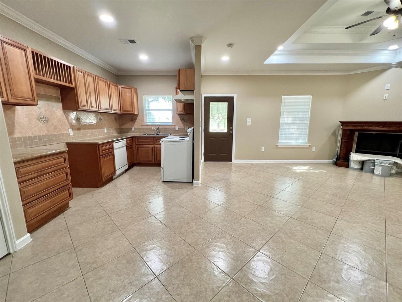 1124 Chicago Ave - Photo 3 of 15