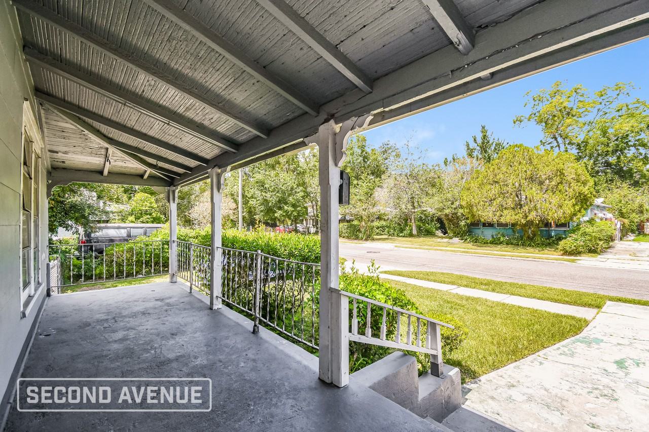 1740 W 10th St - Photo 2 of 26