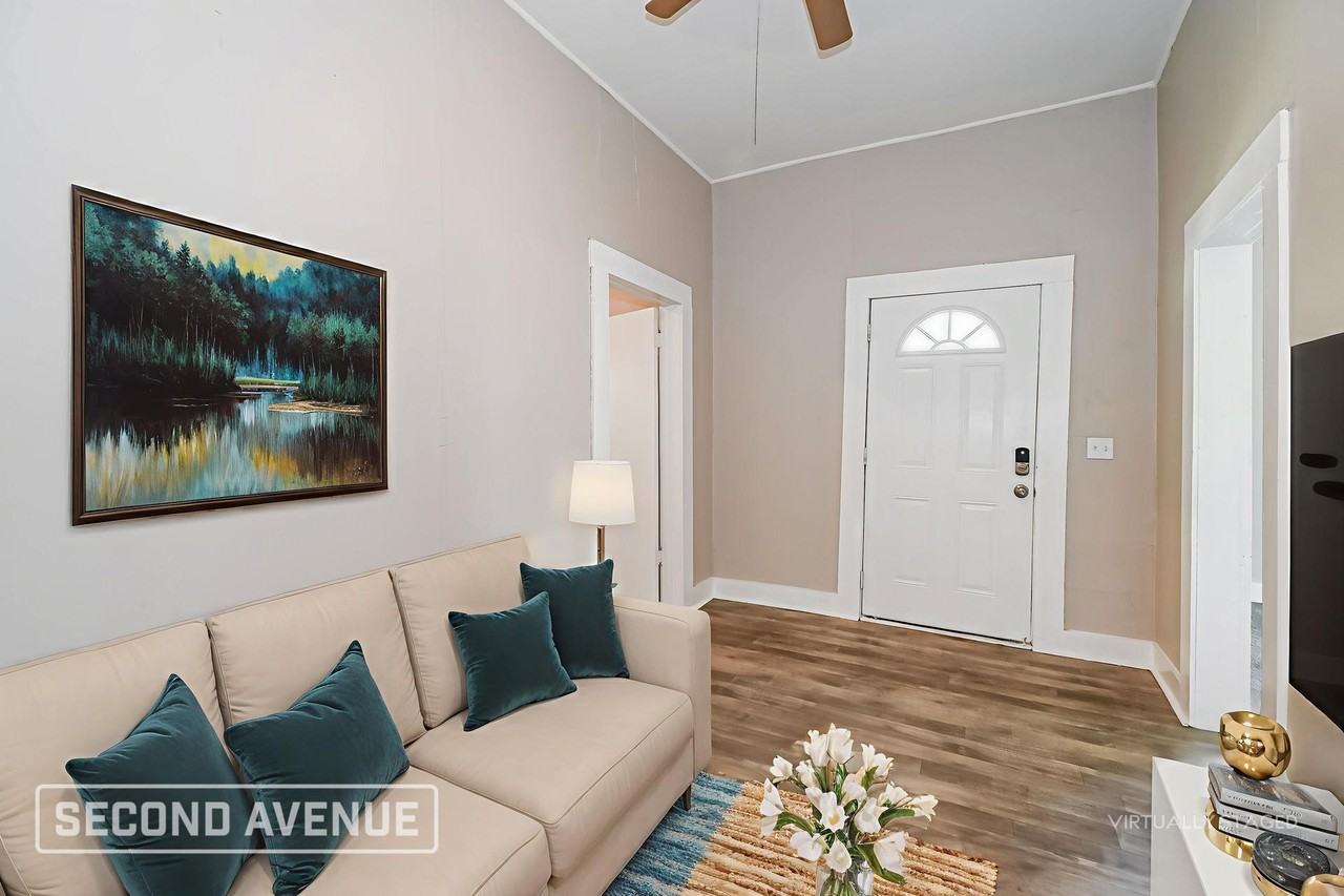 1740 W 10th St - Photo 3 of 26