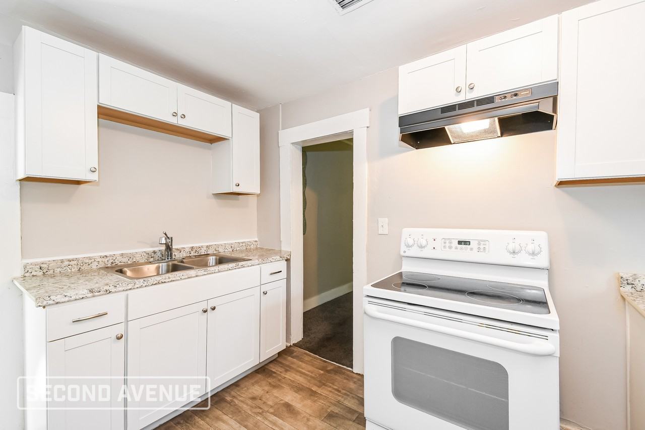 1740 W 10th St - Photo 4 of 26