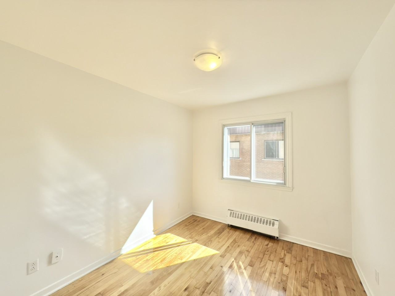 8085 Rue la Fontaine - Photo 2 of 10