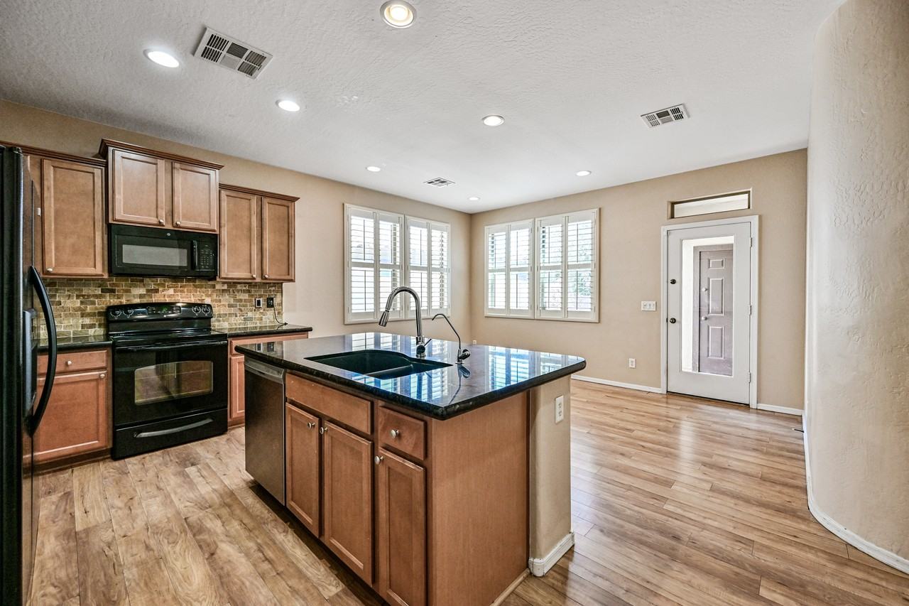 21051 West Court Street - Photo 5 of 26