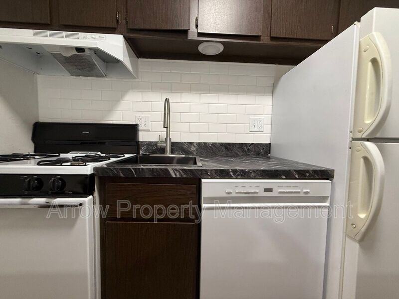 649 S 18th St - Photo 6 of 10