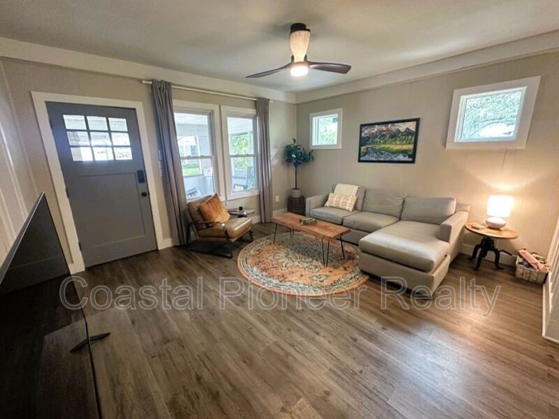 115 W Plymouth St #A - Photo 4 of 22