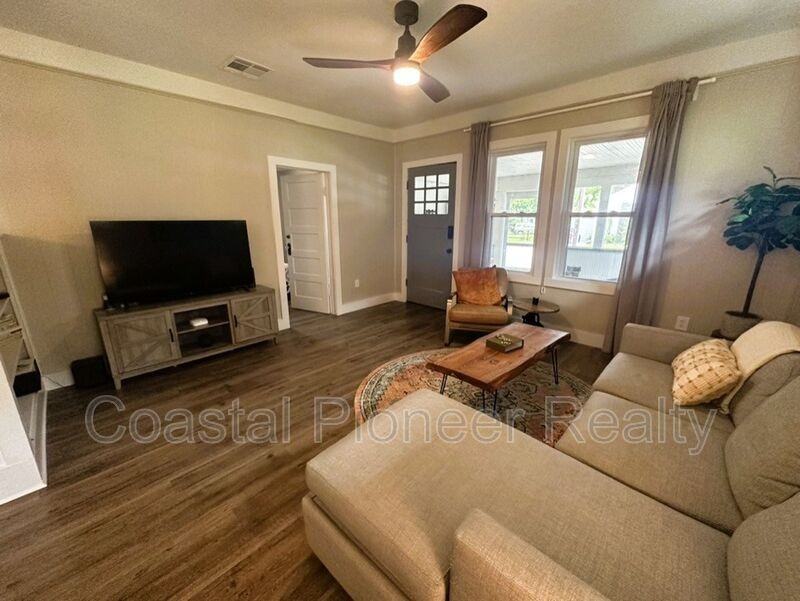 115 W Plymouth St #A - Photo 5 of 22