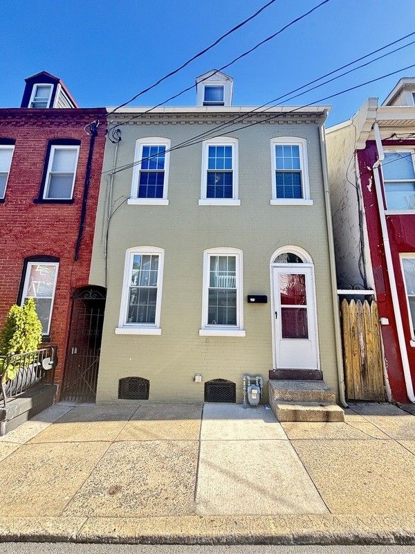 407 E Strawberry St - Photo 2 of 17