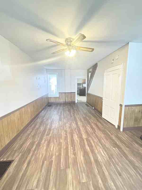 407 E Strawberry St - Photo 3 of 17