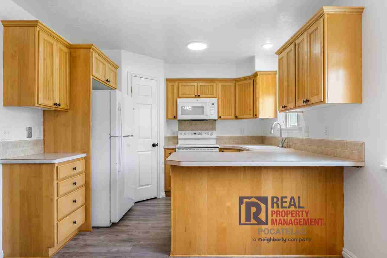 1584 Dustin Cir - Photo 2 of 22