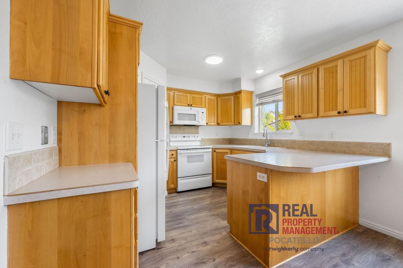 1584 Dustin Cir - Photo 3 of 22