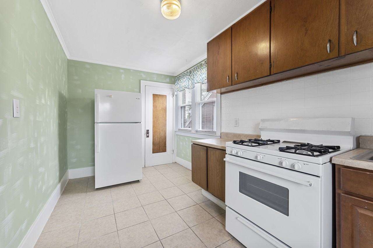 152 Ford Ave. *EPM* - Photo 3 of 12