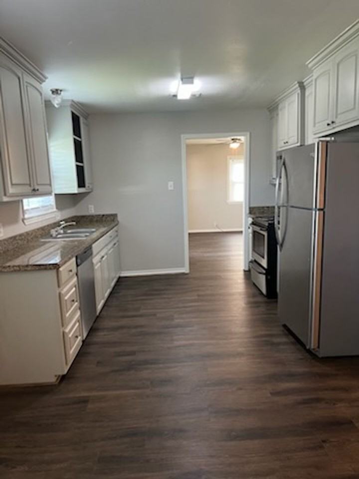 3439 Charles Ave - Photo 5 of 13