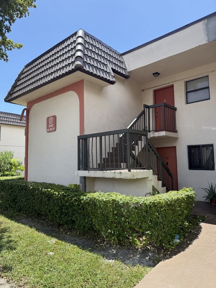 842 Northeast 209th Street - Photo 3 of 23