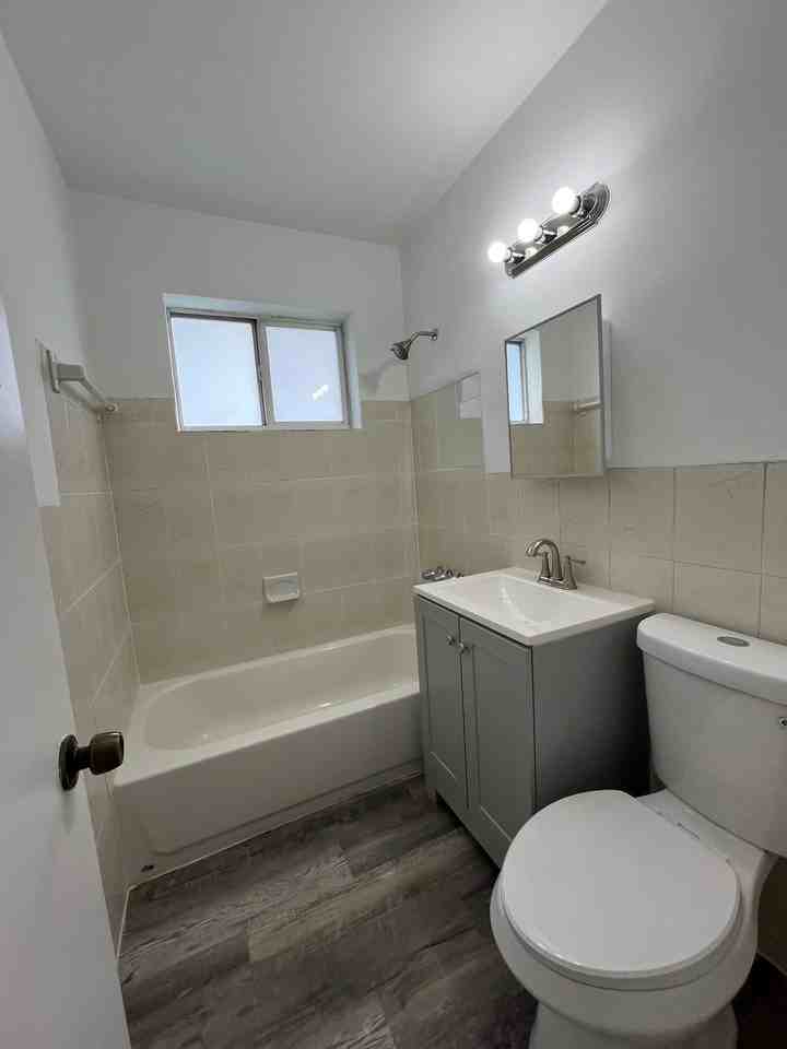 1910 Northwest 29th Street - Photo 7 of 15