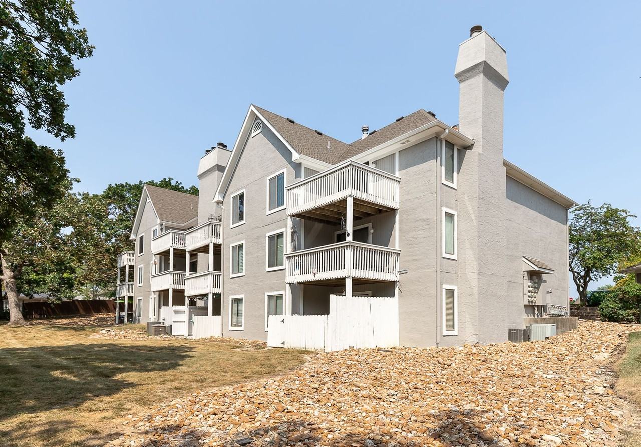 5870 Park St - Photo 4 of 22