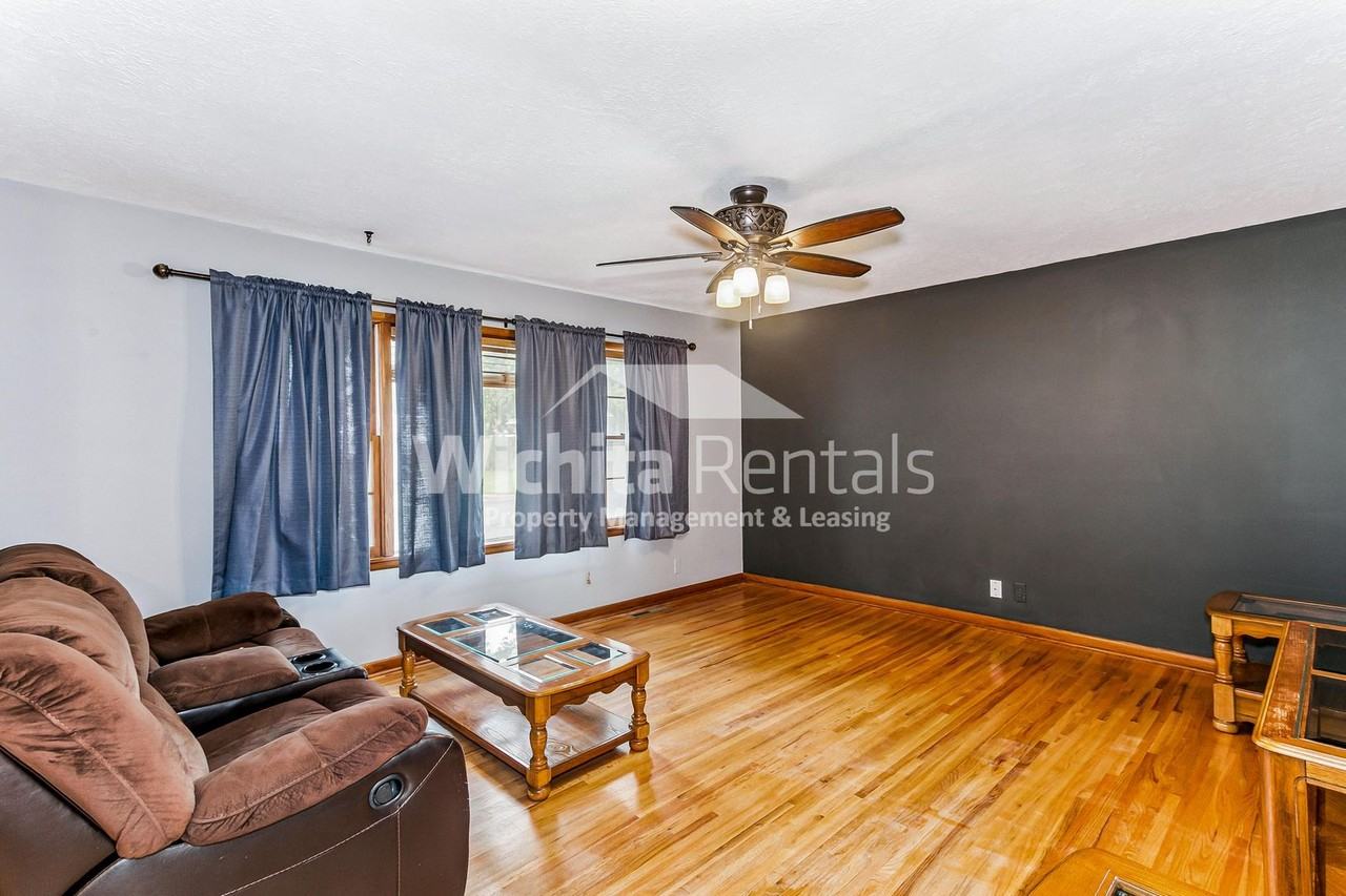 980 N Valleyview St - Photo 2 of 15