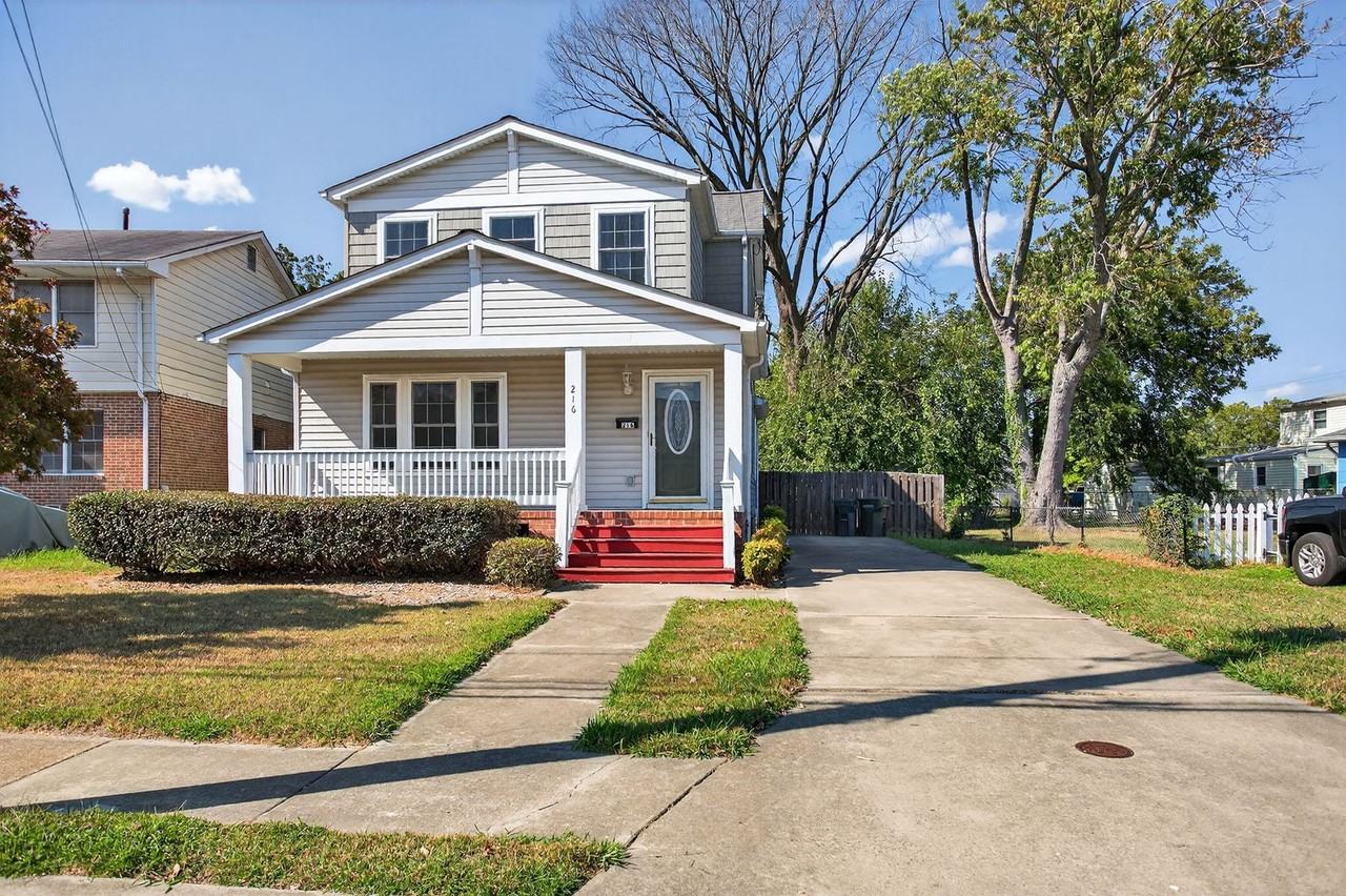 216 Lincoln St - Photo 2 of 18