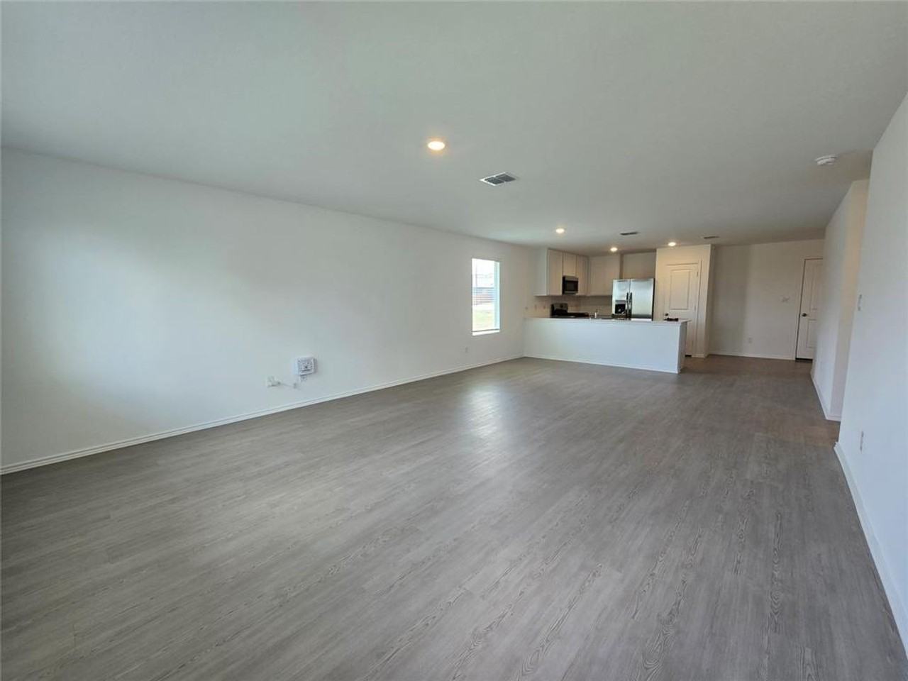 12920 Eastland Dr - Photo 2 of 20