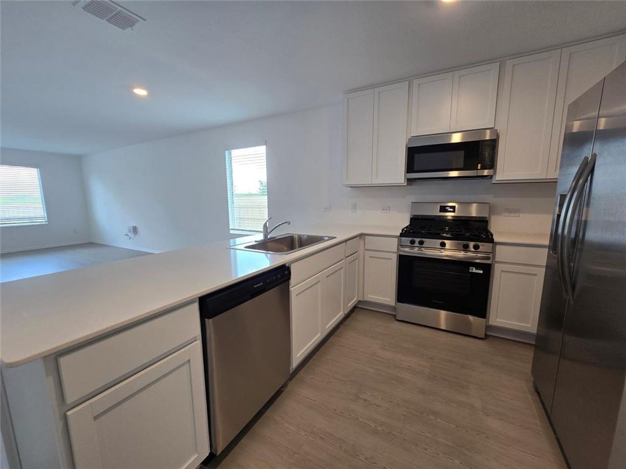 12920 Eastland Dr - Photo 3 of 20