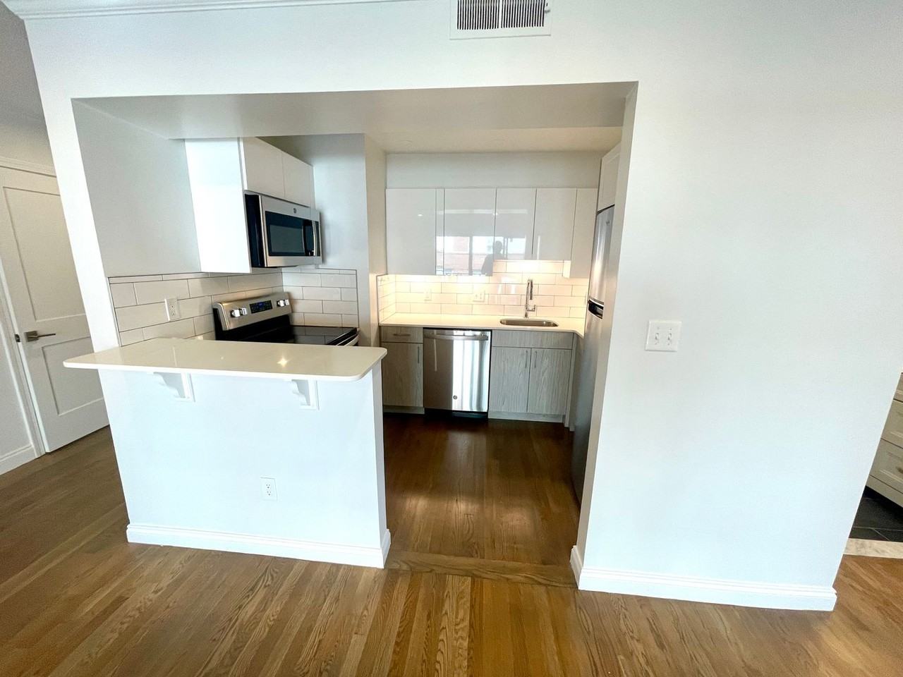 320 Hammond Pond Pkwy - Photo 4 of 15