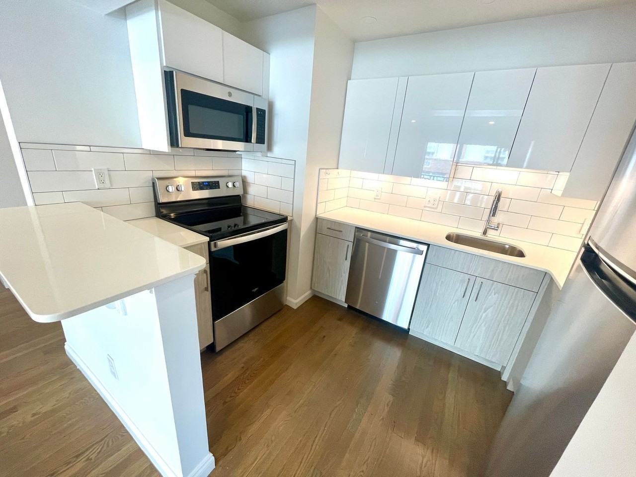 320 Hammond Pond Pkwy - Photo 5 of 15