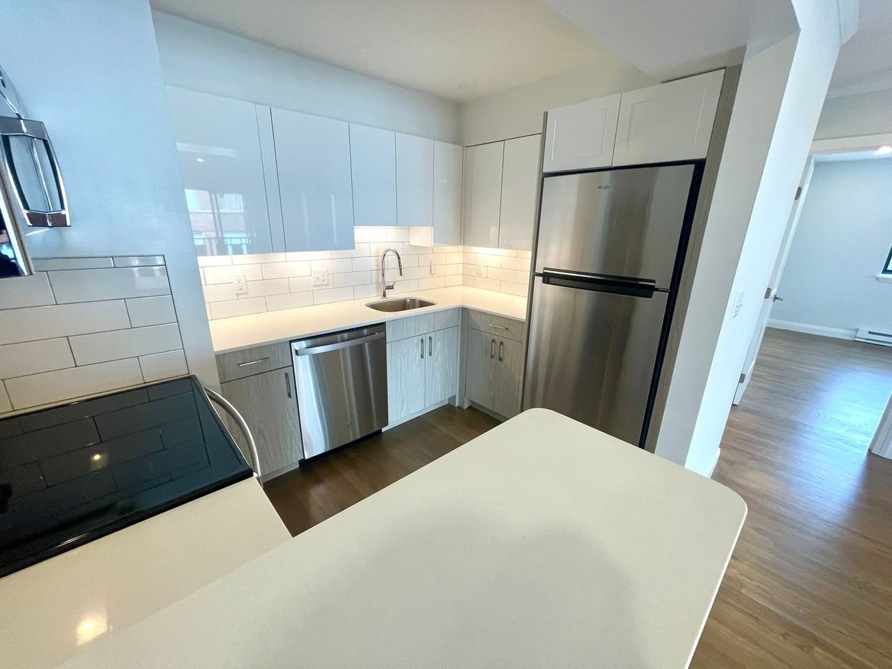 320 Hammond Pond Pkwy - Photo 6 of 15