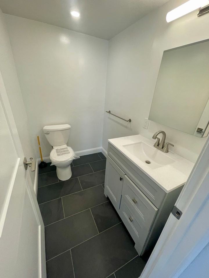 320 Hammond Pond Pkwy - Photo 7 of 15