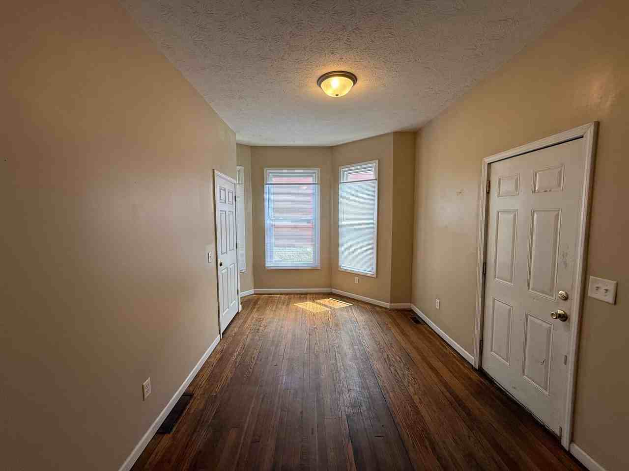 208 W Stadium Ave - Photo 3 of 11